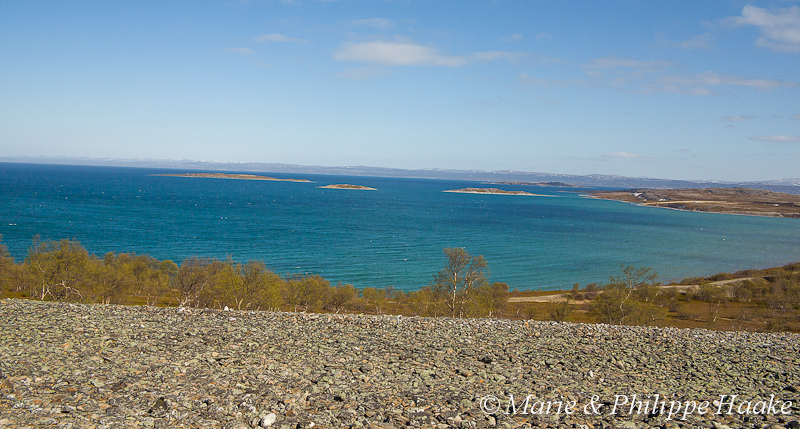 Hammerfest 1235.jpg - Stabburness, Porsangerfjord (Norvège, juin 2012)